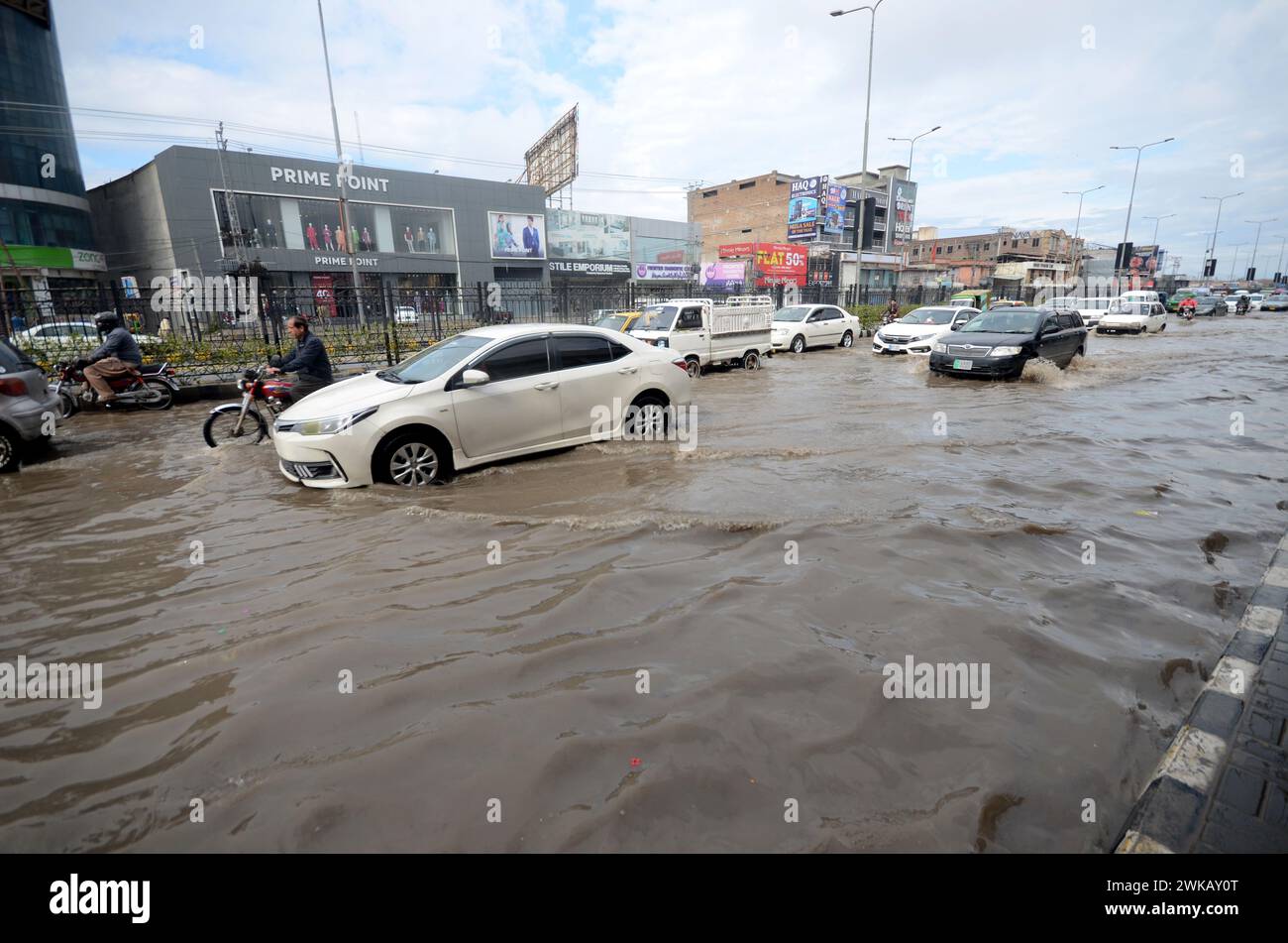 Peshawar, Peshawar, Pakistan. 19 février 2024. Des tempêtes de pluie ont frappé la ville pakistanaise de PeshawarPESHAWAR, PAKISTAN, 17 FÉVRIER : des gens tentent de déplacer une route inondée après que des tempêtes de pluie ont frappé la ville pakistanaise de Peshawar le 17 février. (Crédit image : © Hussain Ali/ZUMA Press Wire) USAGE ÉDITORIAL SEULEMENT! Non destiné à UN USAGE commercial ! Crédit : ZUMA Press, Inc/Alamy Live News Banque D'Images