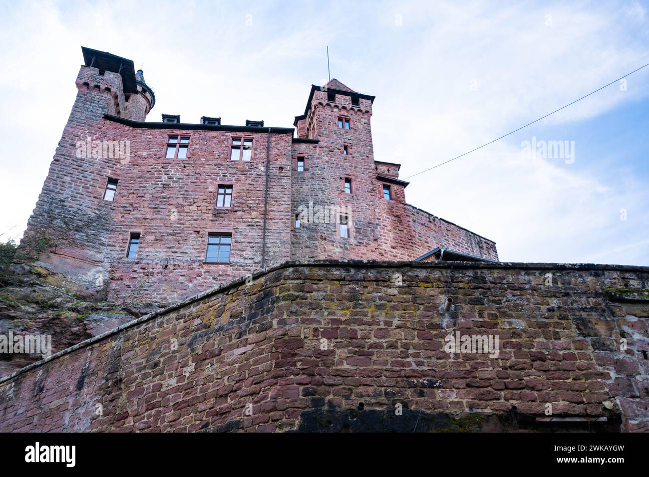 Le château de Berwartstein (allemand : Burg Berwartstein) est un château situé dans le Wasgau, la partie sud de la forêt du Palatinat dans l'état de Rhénanie-Palatinat Banque D'Images