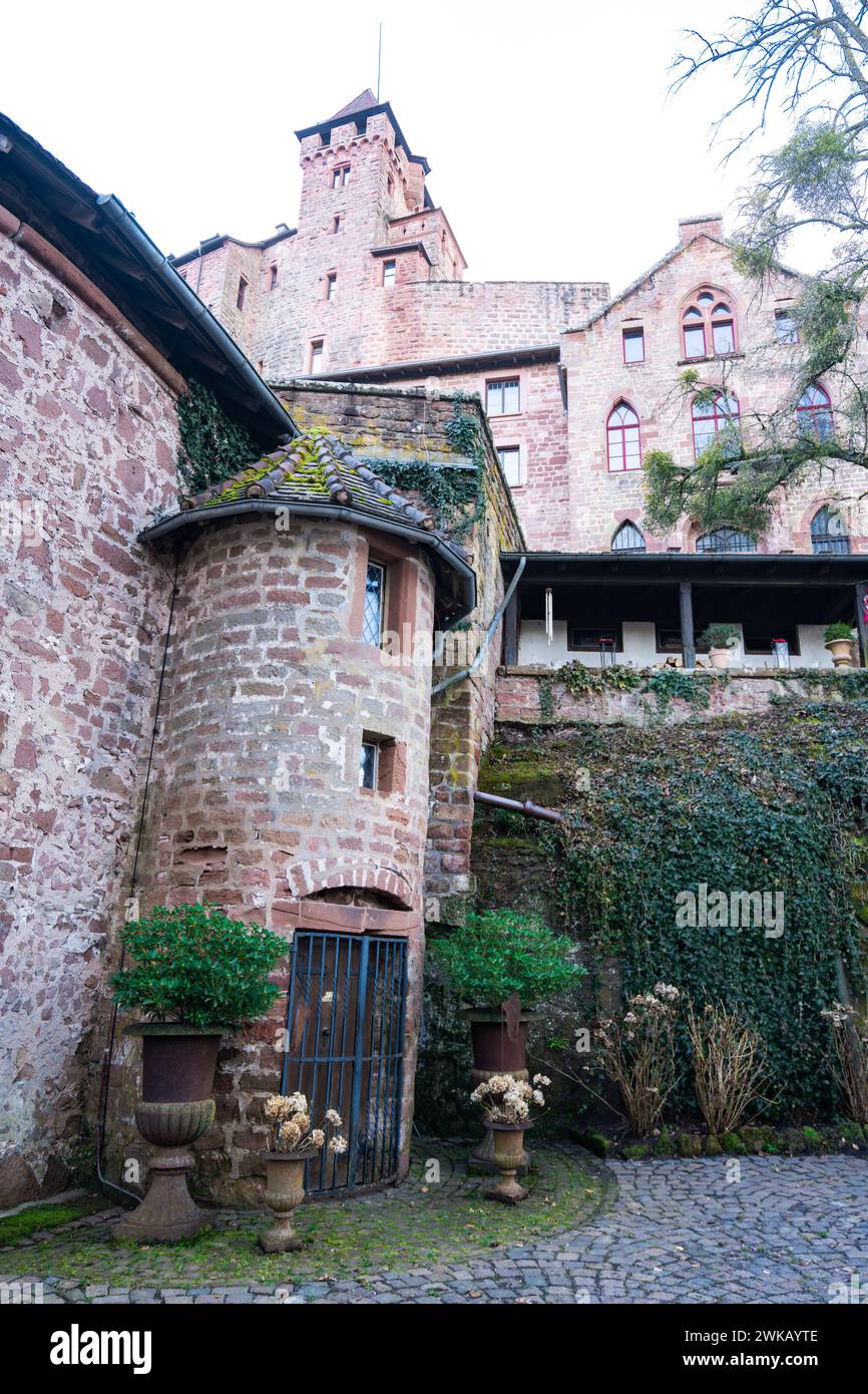 Le château de Berwartstein (allemand : Burg Berwartstein) est un château situé dans le Wasgau, la partie sud de la forêt du Palatinat dans l'état de Rhénanie-Palatinat Banque D'Images