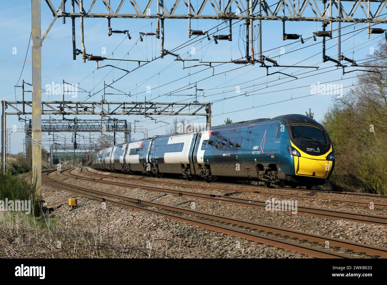Train de voyageurs inclinable Pendolino Class 390, sur la West Coast main Line, près de Stafford, Royaume-Uni en avril 2023. Banque D'Images