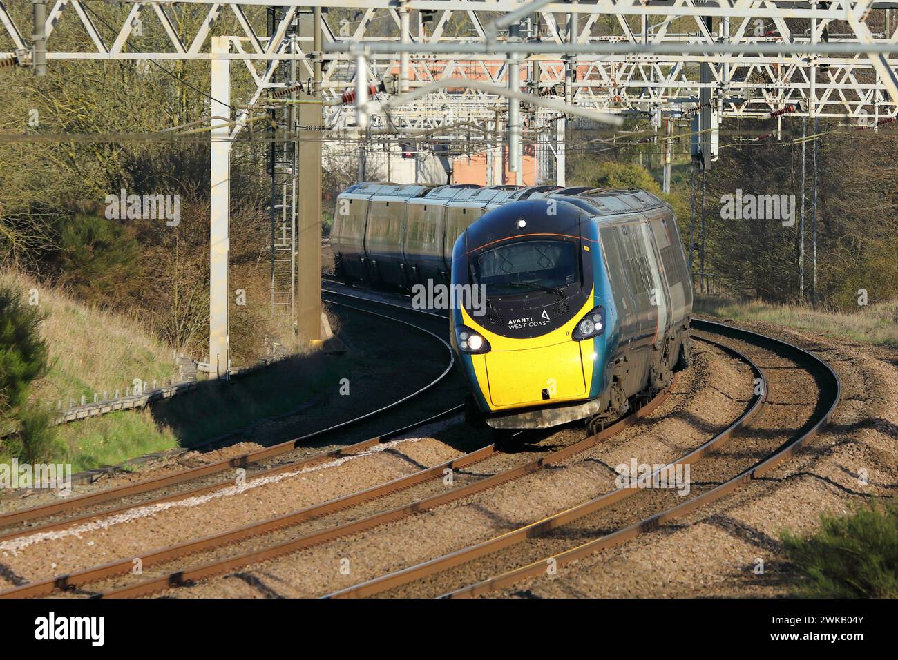 Train de voyageurs Pendolino incliné dans une courbe sur la West Coast main Line dans le Staffordshire, Royaume-Uni. Banque D'Images