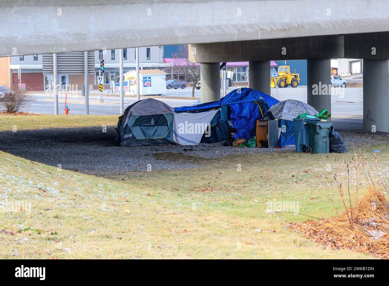 Saint John, NB, Canada - 2024-01-03 : des tentes sous un passage supérieur constituent un petit camp pour sans-abri. Banque D'Images
