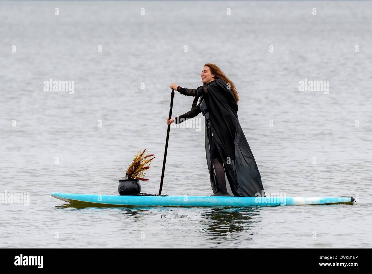 New River Beach, NB, Canada - 2023-10-21 : des femmes habillées en sorcières traditionnelles participent au festival « sorcières sur l'eau ». Banque D'Images