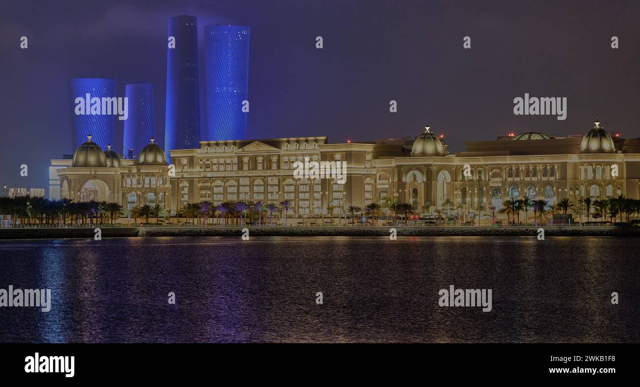 Place Vendome Mall dans la ville de Lusail, Qatar vue extérieure la nuit montrant l'architecture du centre commercial avec la corniche de Lusail et le golfe arabe Banque D'Images