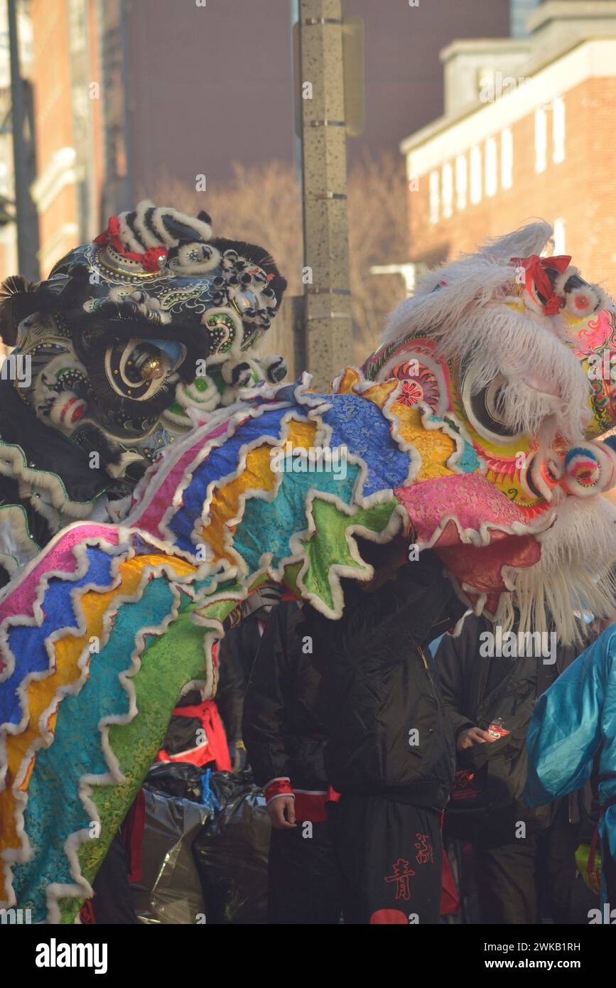 Boston, Massachusetts, États-Unis. 18 février 2024. Chinatown Boston nouvel an lunaire 2024 année du Dragon. Les résidents de Chinatown célèbrent avec des danses de lion dans tout le quartier asiatique. (Crédit image : © Kenneth Martin/ZUMA Press Wire) USAGE ÉDITORIAL SEULEMENT! Non destiné à UN USAGE commercial ! Banque D'Images