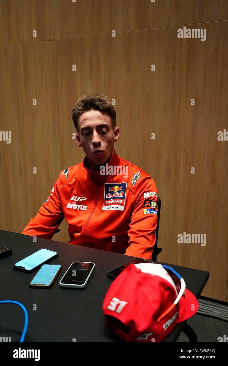 19 février 2024, circuit international de Losail, Doha, essais de MotoGP au Qatar 2024, dans la photo Pedro Acosta d'Espagne, GasGas Factory Racing Tech 3 dans une interview. Banque D'Images