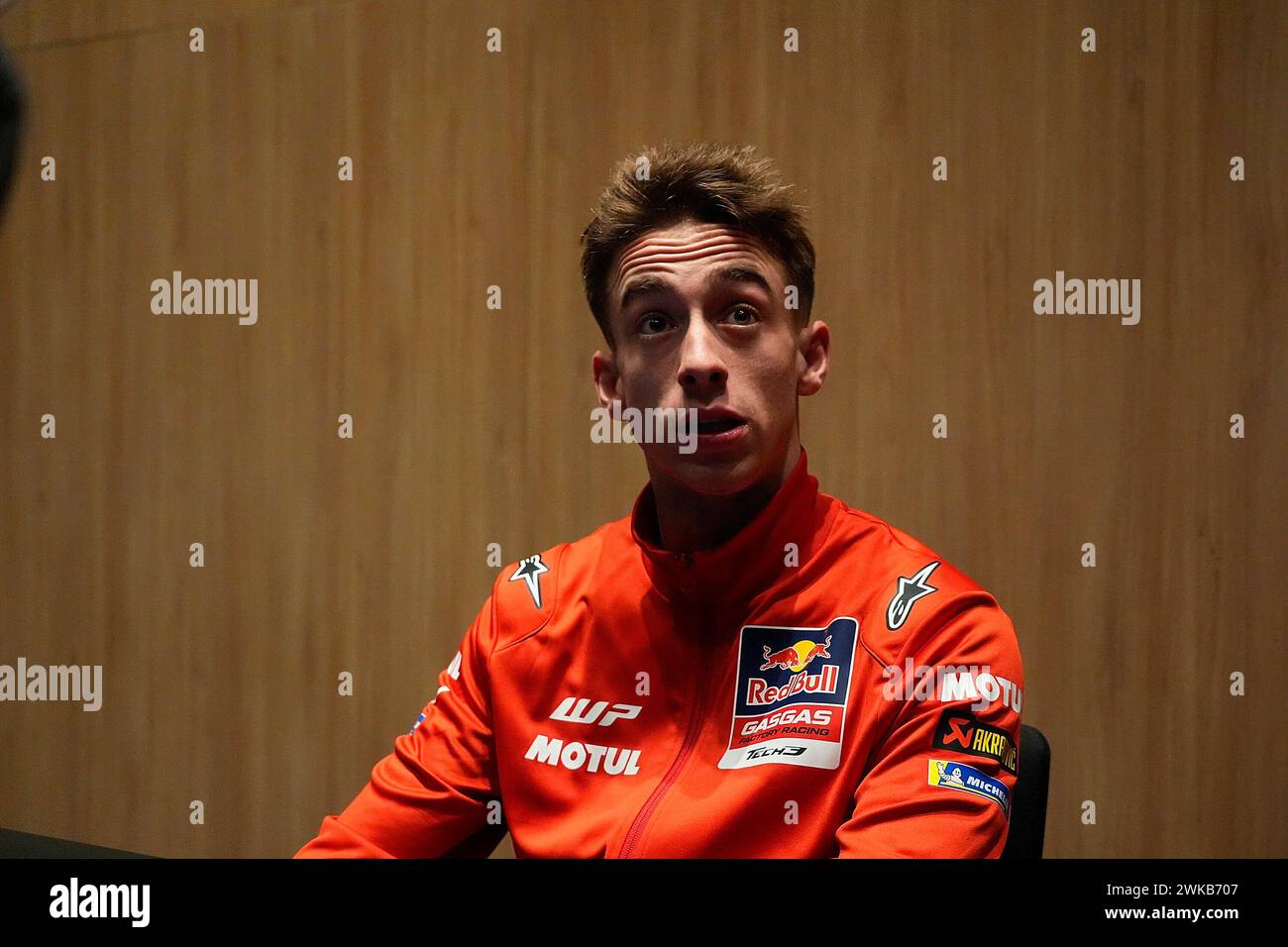 19 février 2024, circuit international de Losail, Doha, essais de MotoGP au Qatar 2024, dans la photo Pedro Acosta d'Espagne, GasGas Factory Racing Tech 3 dans une interview. Banque D'Images