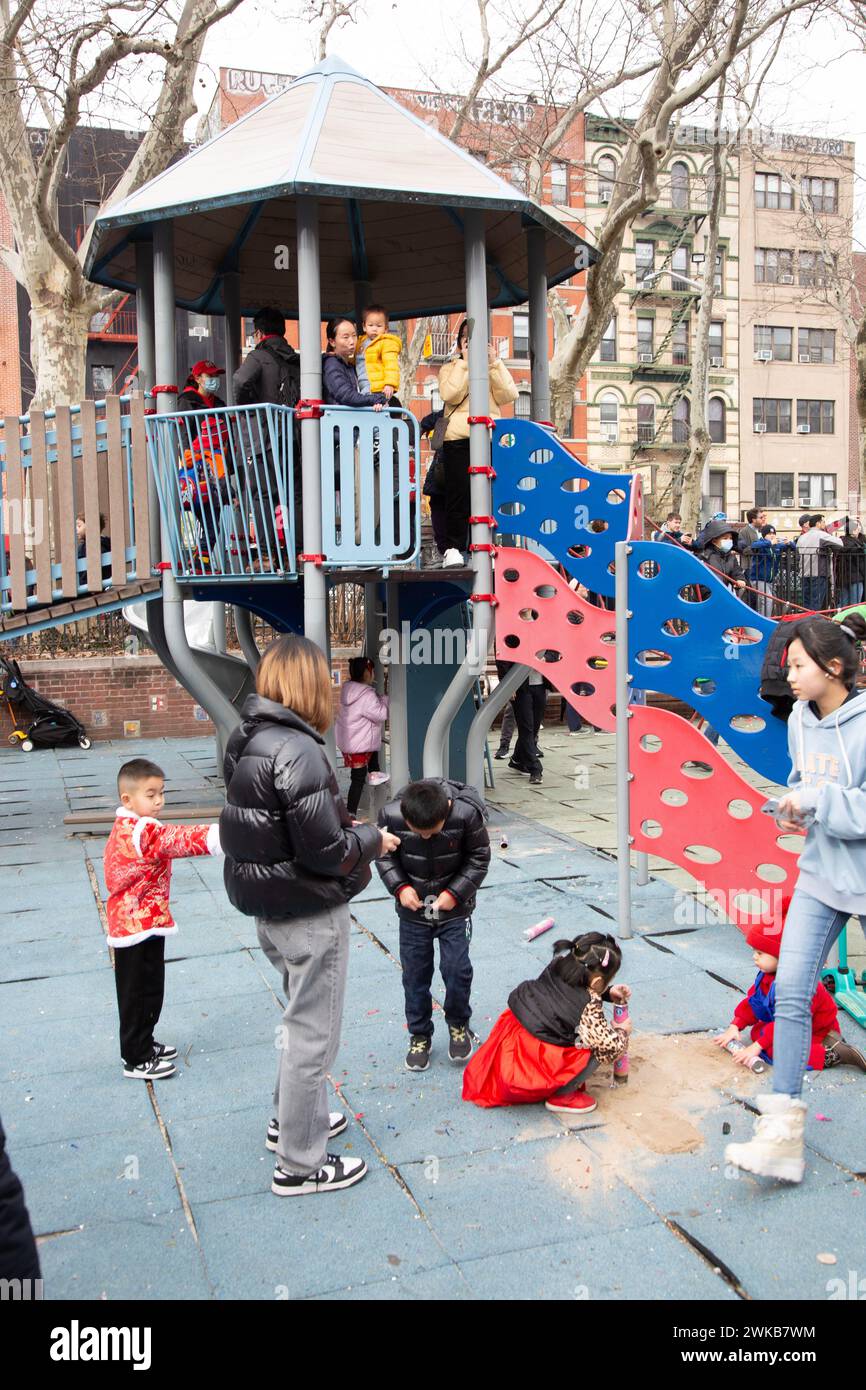 Enfants sur le terrain de jeu du parc Sara D. Roosevelt à Chinatown, New york. Banque D'Images