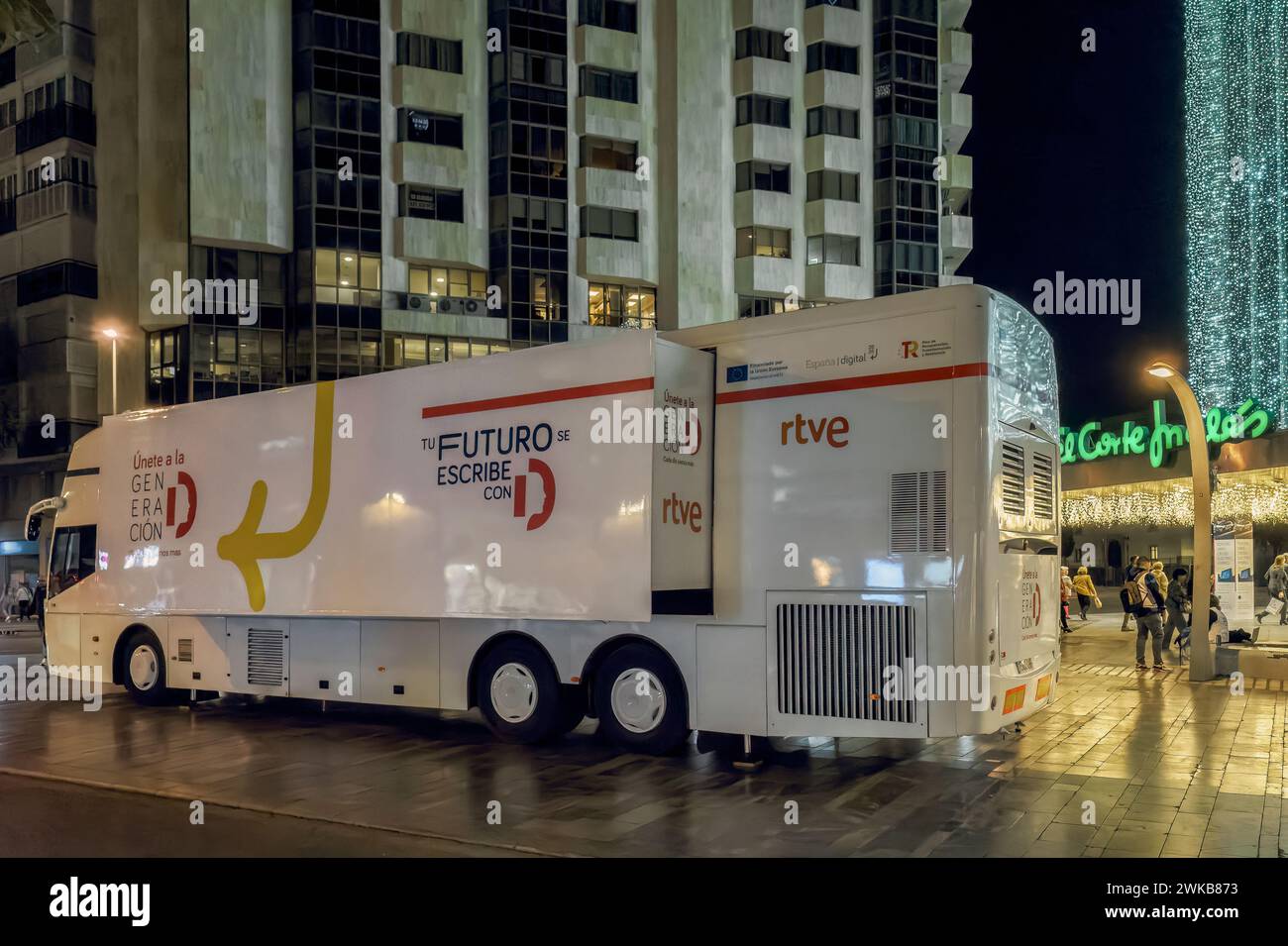 RTVE camion du futur est écrit avec ID sur la porte de El Corte Ingles dans la ville de Murcie, rejoignez la génération, Spain Digital, financé par l'UE. Banque D'Images