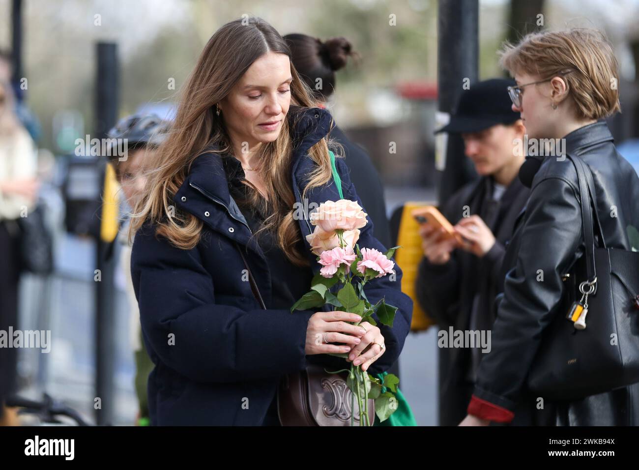 Londres, Royaume-Uni. 18 février 2024. Un partisan d'Alexei Navalny est vu avec un hommage floral devant l'ambassade de Russie à Londres après la mort du leader de l'opposition dans une prison en Russie. (Photo Steve Taylor/SOPA images/SIPA USA) crédit : SIPA USA/Alamy Live News Banque D'Images