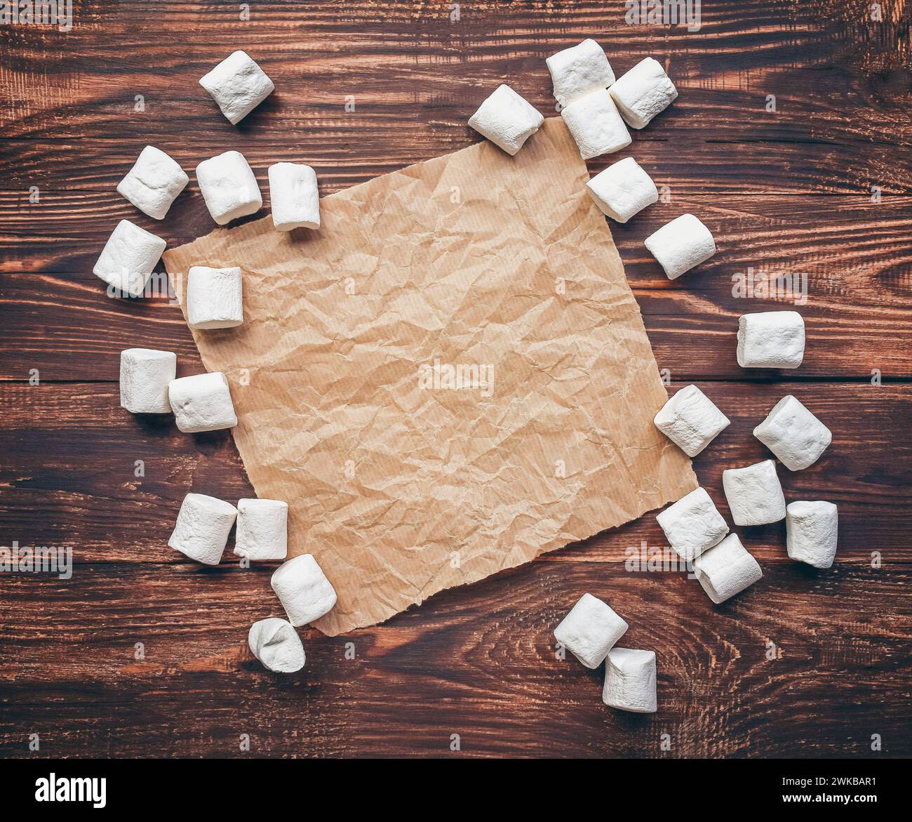 marshmallow. Délicieuses guimauves bouffantes sur une table en bois, gros plan. Journées d'hiver douillettes. Hygge. Espace pour le texte. Banque D'Images