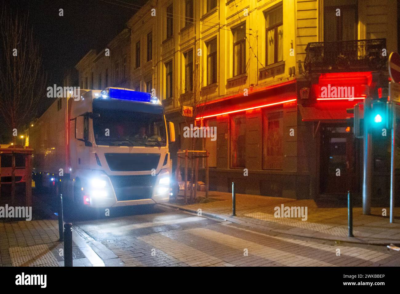 Véhicule long - camion sur une rue étroite de Bruxelles dans la nuit - éclairage coloré de la ville Banque D'Images