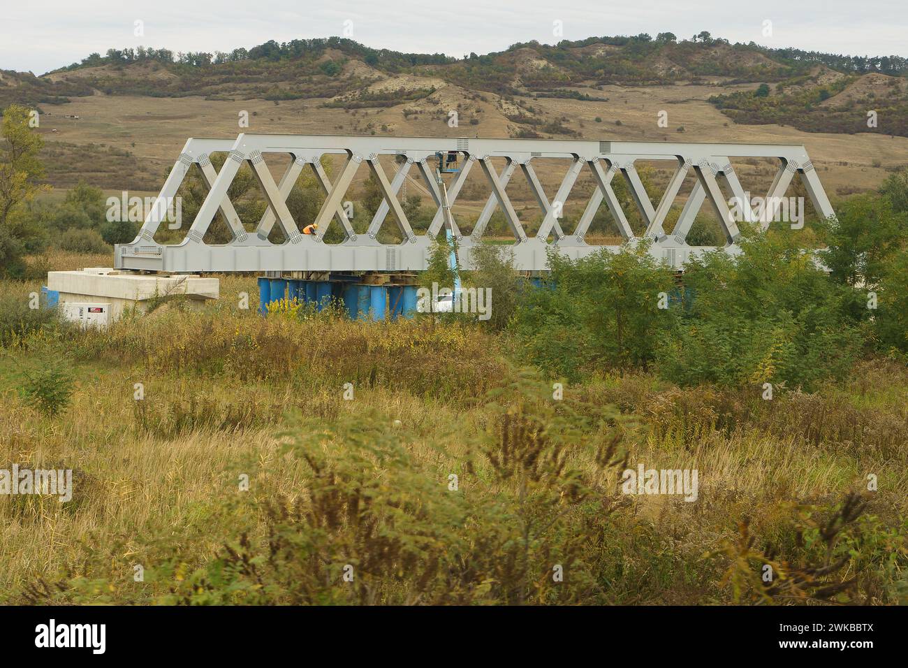 Vanatori, Roumanie - 9 octobre 2023 : travaux d'infrastructure routière sur un pont métallique près de la commune de Vanatori dans le comté de Mures. Banque D'Images