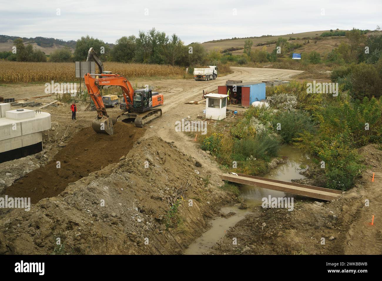 Mureni, Roumanie - 9 octobre 2023 : travaux d'infrastructures routières à proximité du chemin de fer près de la commune de Mureni dans le comté de Mures. Banque D'Images