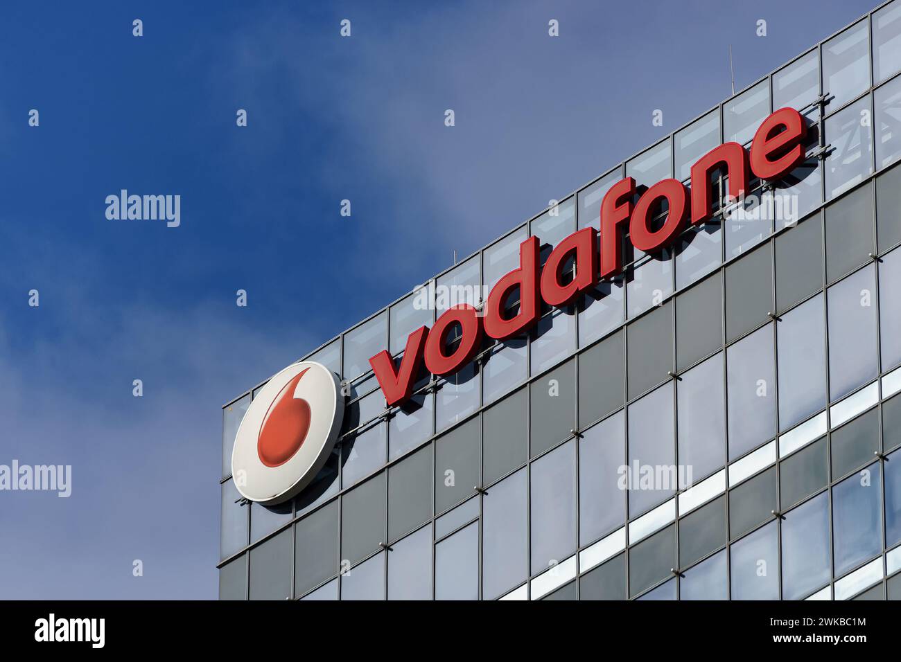 Bucarest, Roumanie - 19 février 2024 : un logo de Vodafone, société britannique de télécommunications, est vu sur le toit du bâtiment Globalworth Tower, en B. Banque D'Images