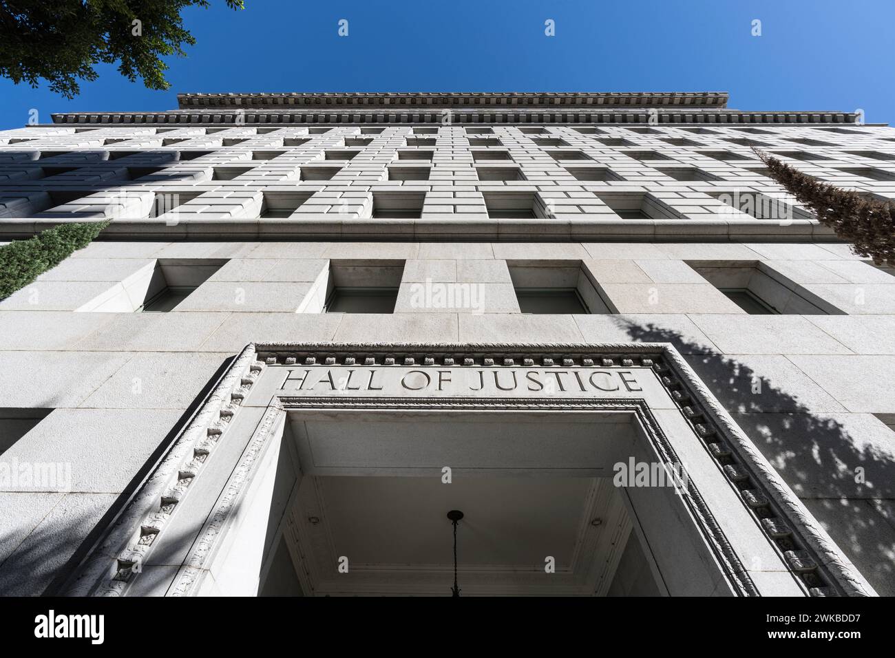Vue vers le haut de l'édifice historique Hall of Justice et panneau dans le centre-ville DE LOS ANGELES. L'ancien palais de justice est actuellement un bureau du gouvernement du comté de Los Angeles b Banque D'Images