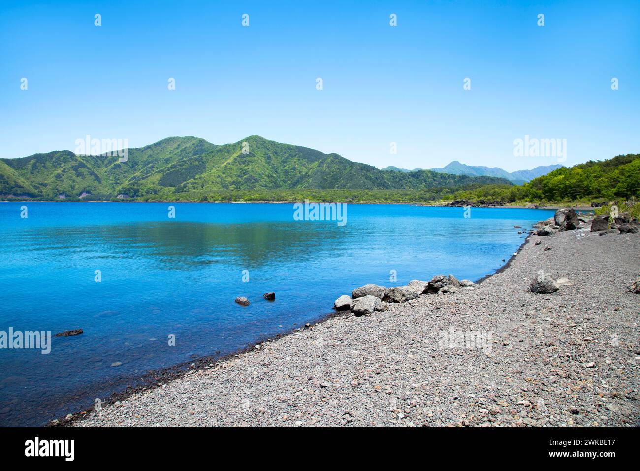 Lac Motosu dans la préfecture de Yamanashi, l'un des cinq lacs Fuji près du mont Fuji au Japon. Banque D'Images