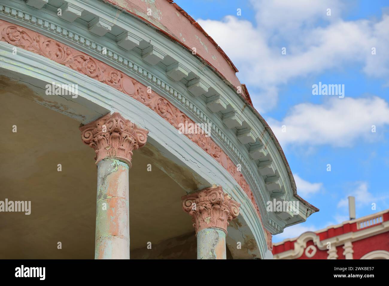 009 porche d'angle arrondi en saumon clair et vert menthe, maison de style éclectique avec colonnes corinthiennes et entablature baroque. El Vedado-Habana-Cuba. Banque D'Images