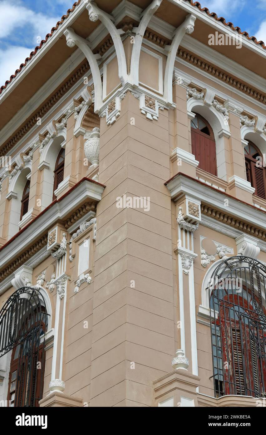 010 coin en peinture brun clair, maison de style éclectique avec des éléments décoratifs Renaissance et baroque. El Vedado-Habana-Cuba. Banque D'Images