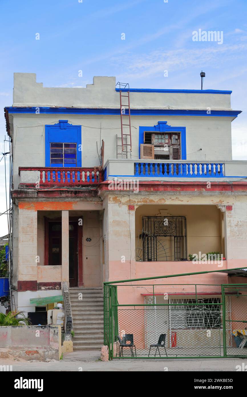 011 Maison intermédiaire de trois étages des années 1930 sur la rue Linea, à côté de celle sur l'angle Avenida Presidentes, El Vedado. La Havane-Cuba. Banque D'Images