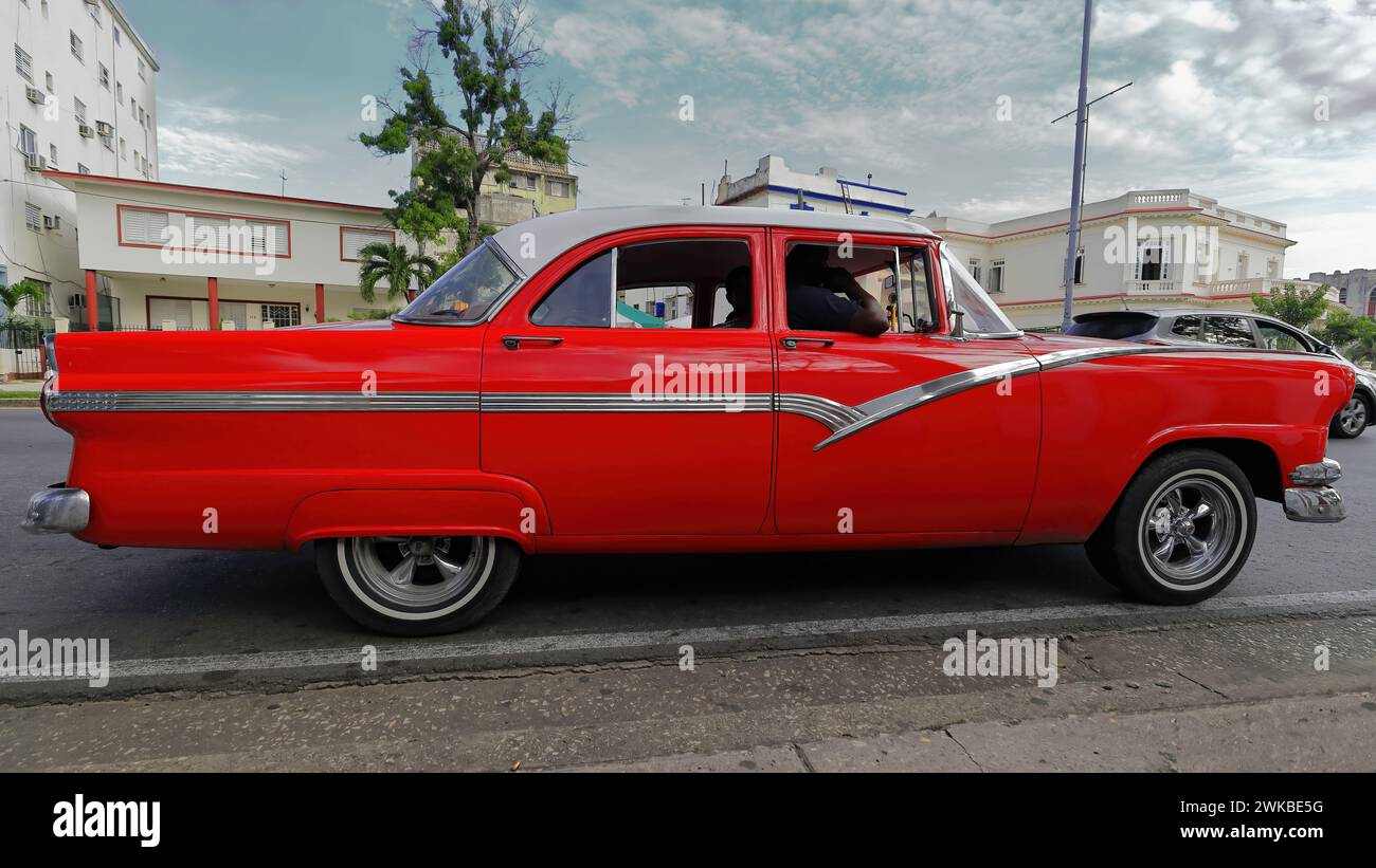 013 Vieux almendron peint en rouge -char de yank, Ford American classic- de 1956 sur la rue Linea, quartier El Vedado. La Havane-Cuba. Banque D'Images