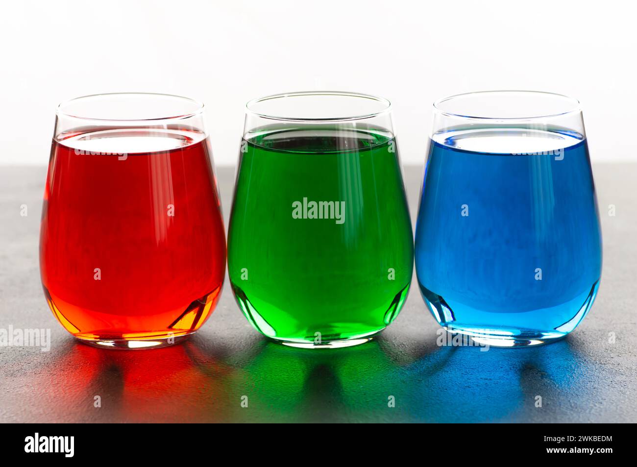 Eau de couleur RVB dans le verre sur la table, concept de modèle de couleur RVB Banque D'Images