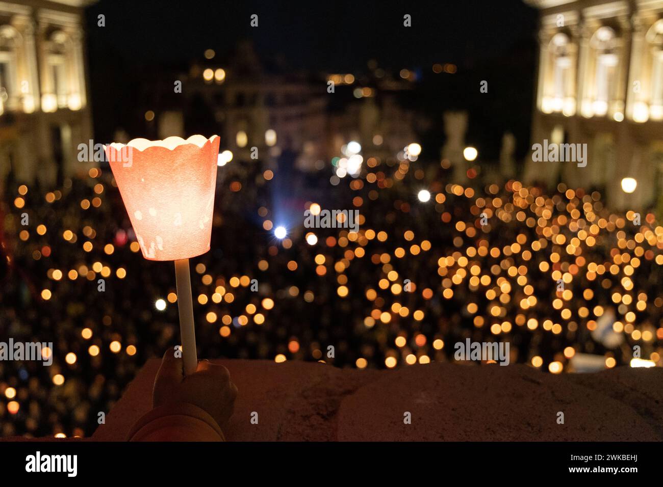 Rome, Italie. 19 février 2024. Vue de la Piazza del Campidoglio à Rome pendant la procession aux flambeaux en mémoire d'Alexei Navalny (photo de Matteo Nardone/Pacific Press/Sipa USA) crédit : Sipa USA/Alamy Live News Banque D'Images