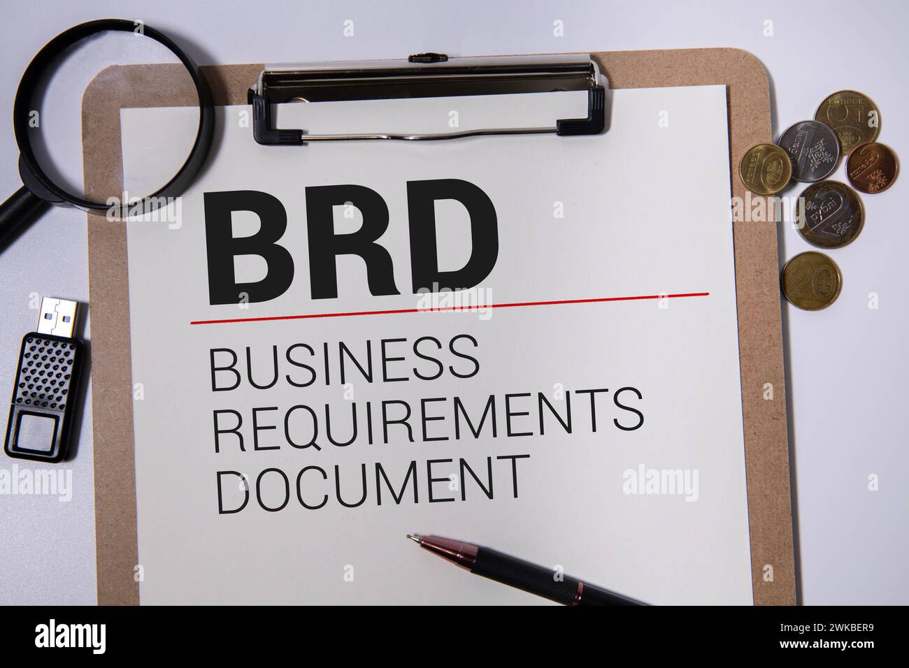 Rédaction manuelle du document des exigences commerciales avec marqueur, arrière-plan du concept. Banque D'Images