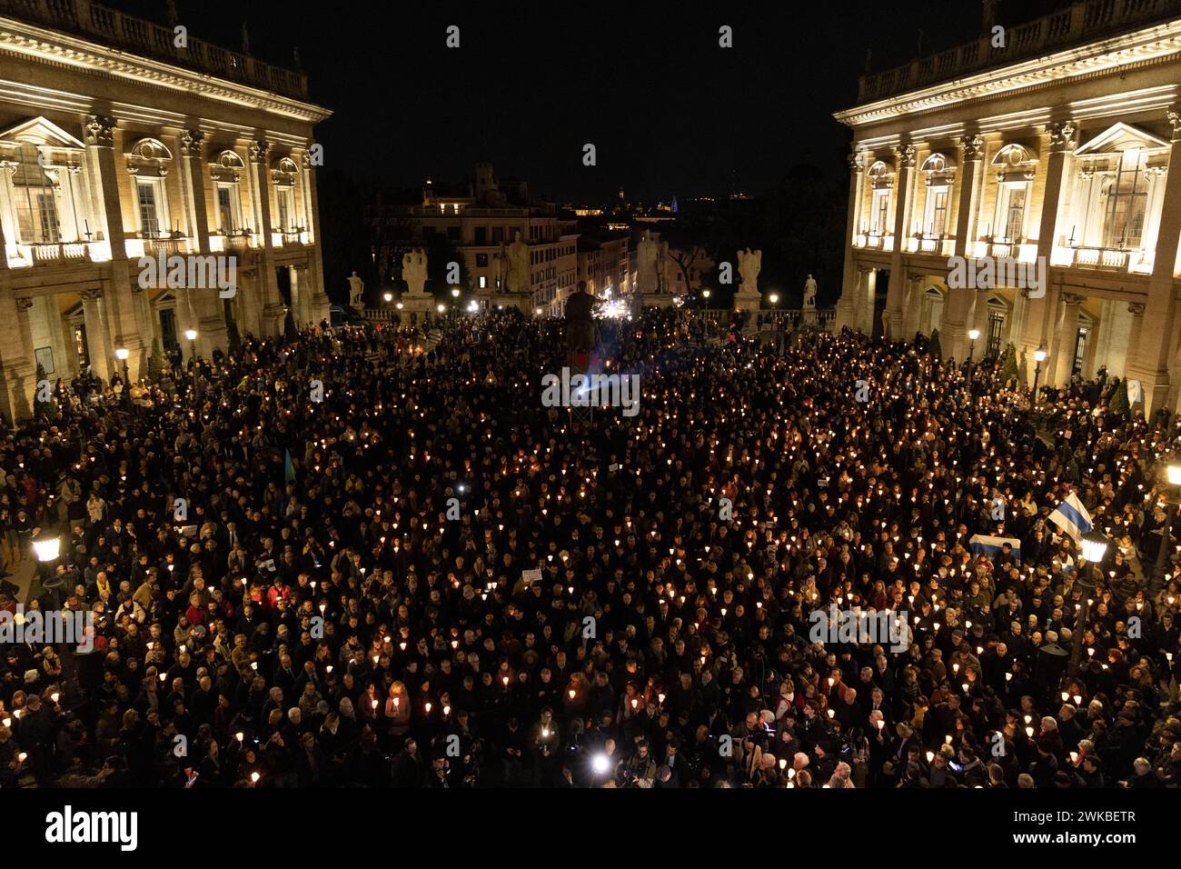 Rome, Italie. 19 février 2024. Vue de la Piazza del Campidoglio à Rome pendant la procession aux flambeaux en mémoire d'Alexei Navalny (photo de Matteo Nardone/Pacific Press/Sipa USA) crédit : Sipa USA/Alamy Live News Banque D'Images