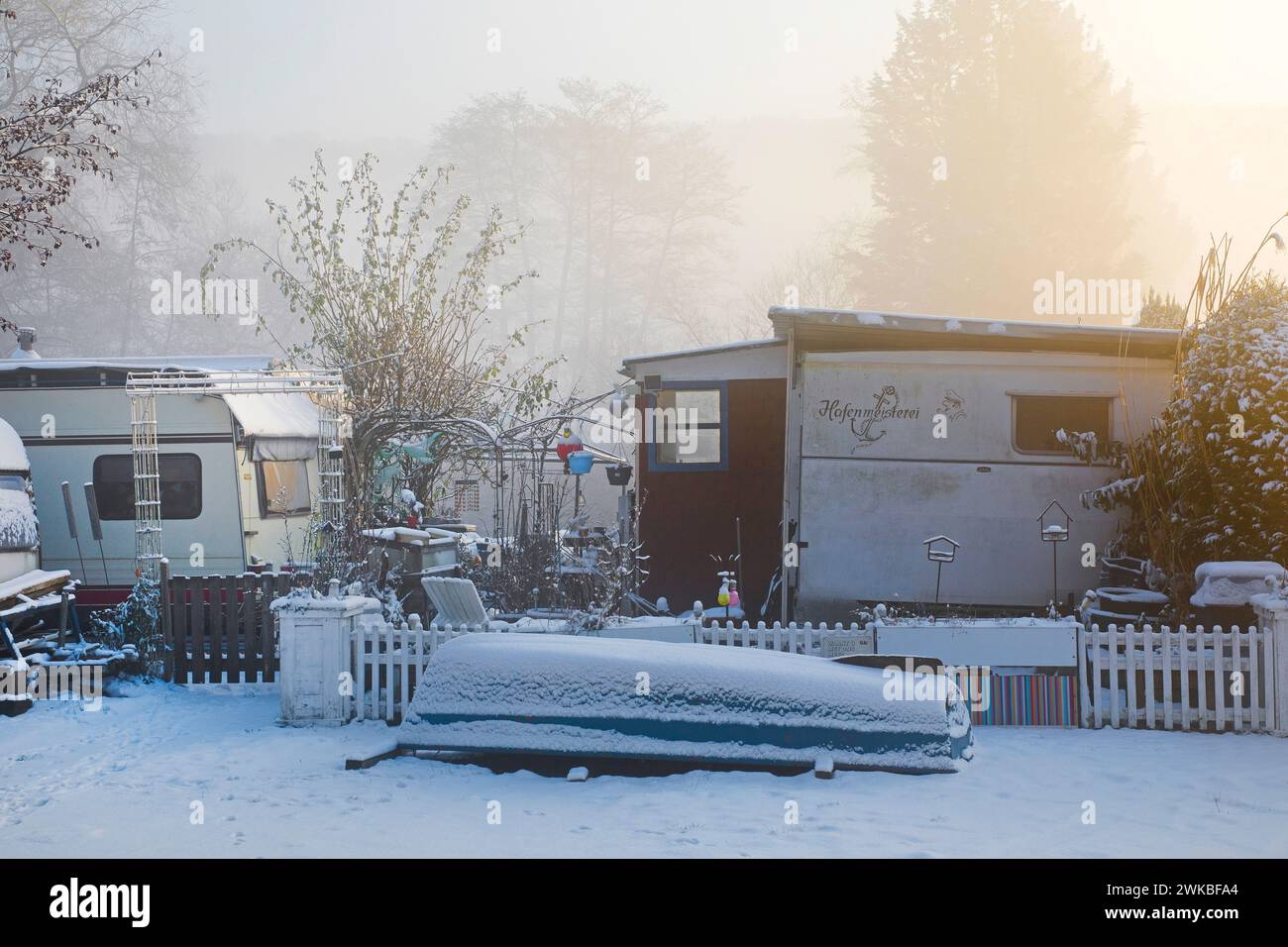 Camping sur la Ruhr en hiver avec neige et brouillard tôt le matin, Allemagne, Rhénanie du Nord-Westphalie, région de la Ruhr, Witten Banque D'Images