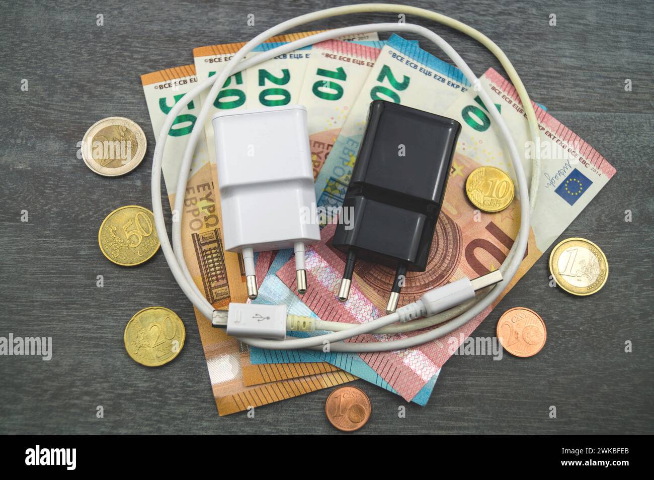 Câbles électriques et argent, image symbolique des coûts de l'électricité Banque D'Images