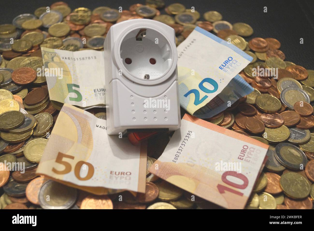 adaptateur de prise et de l'argent, image symbolique des coûts d'électricité Banque D'Images
