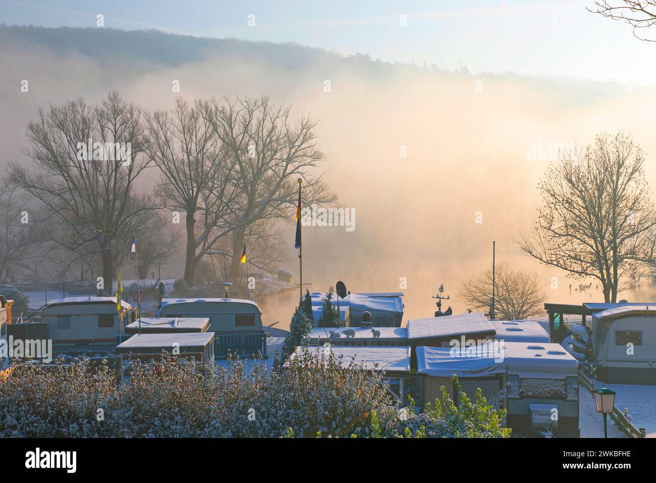 Camping sur la Ruhr en hiver avec neige et brouillard tôt le matin, Allemagne, Rhénanie du Nord-Westphalie, région de la Ruhr, Witten Banque D'Images