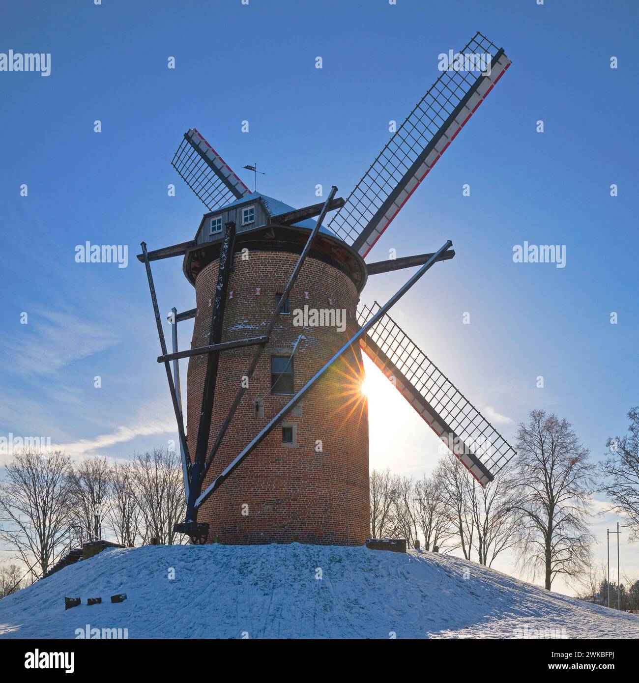 Moulin Geismuehle en hiver en contre-jour, Allemagne, Rhénanie du Nord-Westphalie, Krefeld Banque D'Images