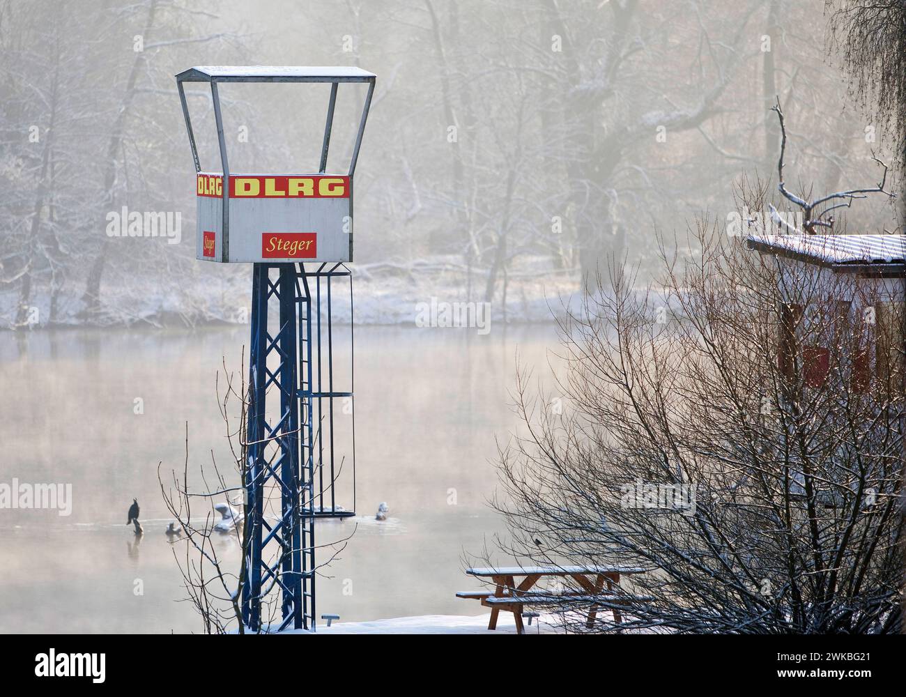 Tour DLRG au camping Steger en hiver avec neige et brouillard sur la Ruhr, Allemagne, Rhénanie du Nord-Westphalie, région de la Ruhr, Witten Banque D'Images