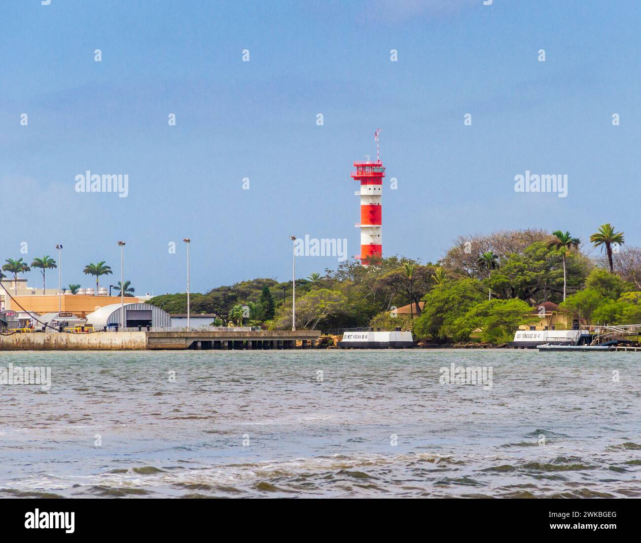 La célèbre tour de trafic aérien et de sous-marin sur Ford Island à Pearl Harbor, à Hawaï, a été rénovée. Banque D'Images