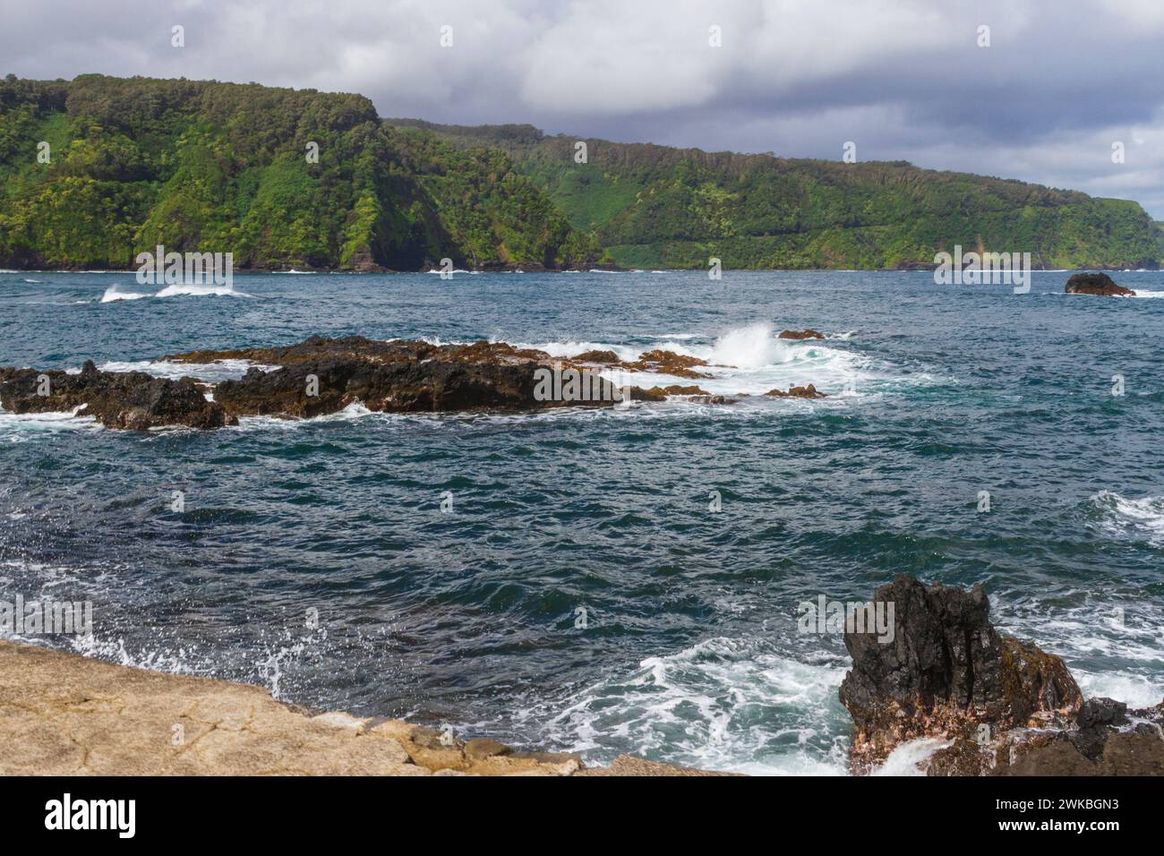 Plage et rochers de lave sur la péninsule de Keanae le long de la route de Hana sur l'île de Maui à Hawaï. Banque D'Images