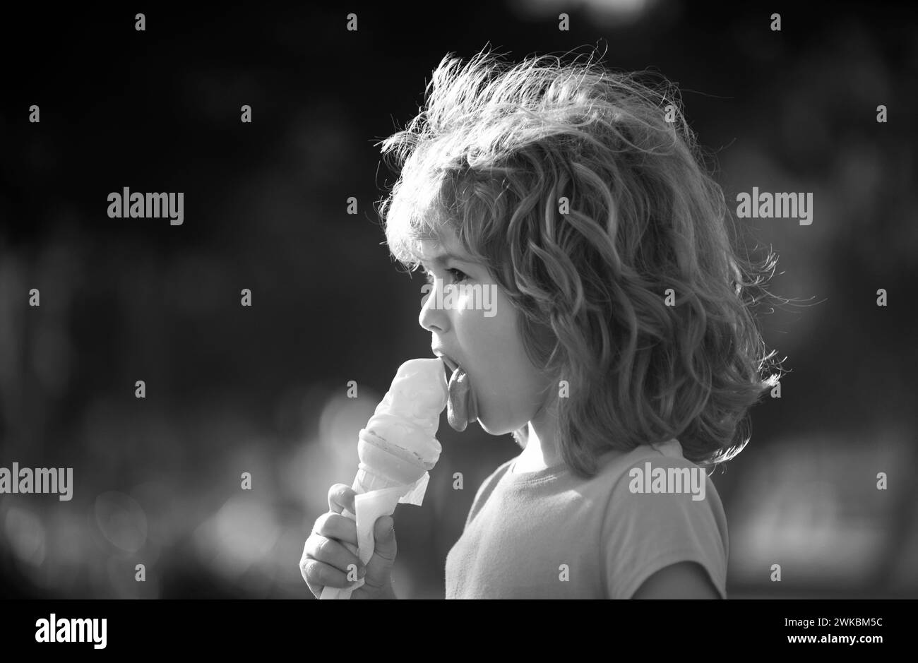 Blanc enfant manger de la crème glacée, portrait enfants visage. Banque D'Images