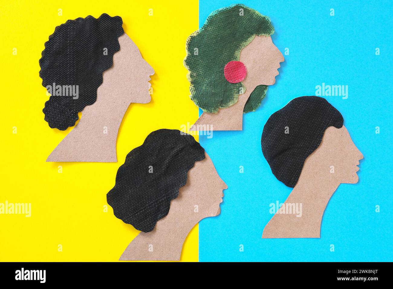 Soyez unique, changeur de jeu et concept de femme extraordinaire. Icônes de femme dans la composition de pose plate de fond lumineux. Banque D'Images