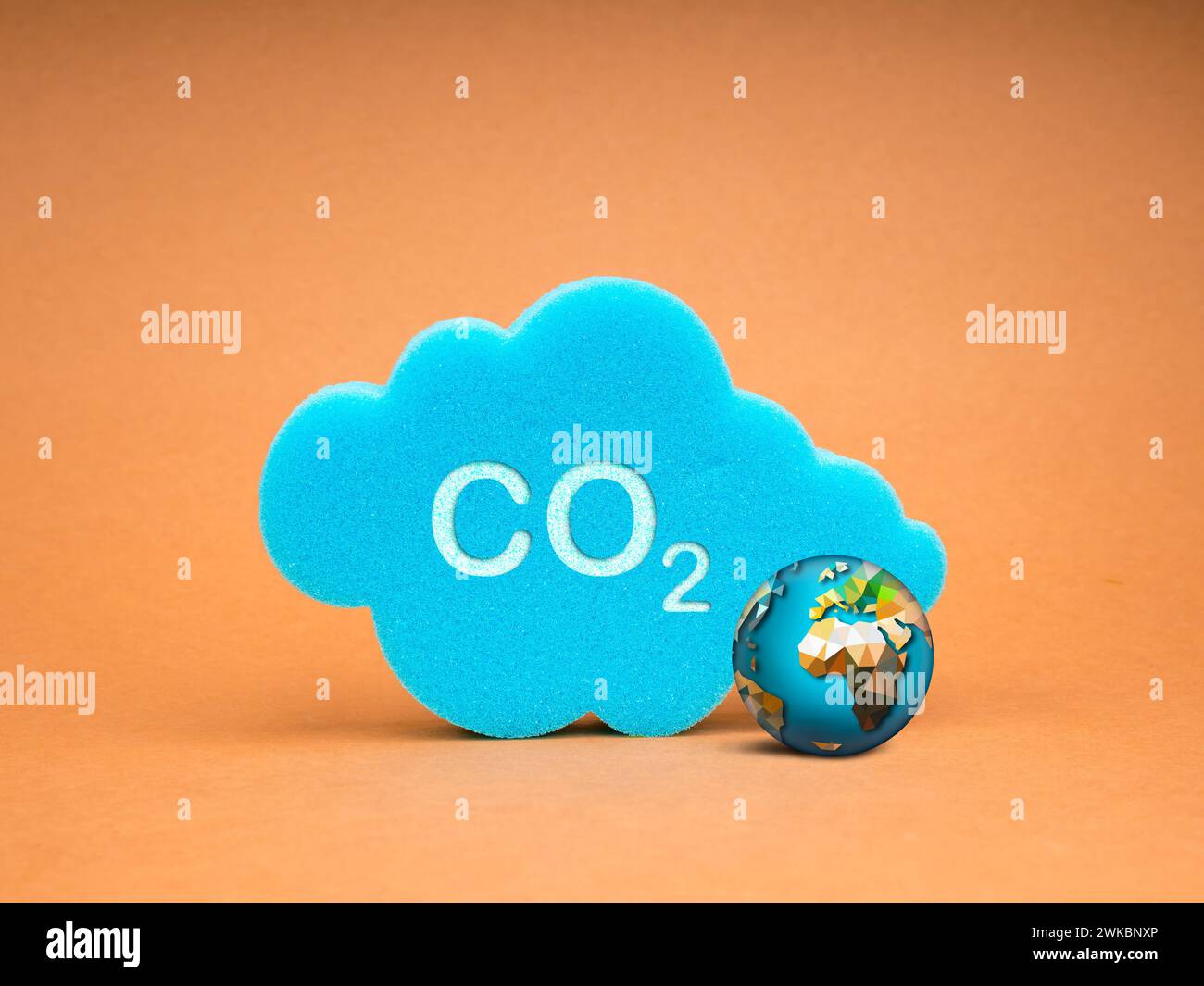 Réduire les émissions de CO2, limiter le changement climatique, le réchauffement climatique, la réduction nette zéro empreinte carbone, décarboniser les concepts. Texte, CO2 sur nuage bleu Banque D'Images Réduire les émissions de CO2, limiter le changement climatique, le réchauffement climatique, la réduction nette zéro empreinte carbone, décarboniser les concepts. Texte, CO2 sur nuage bleu Banque D'Images