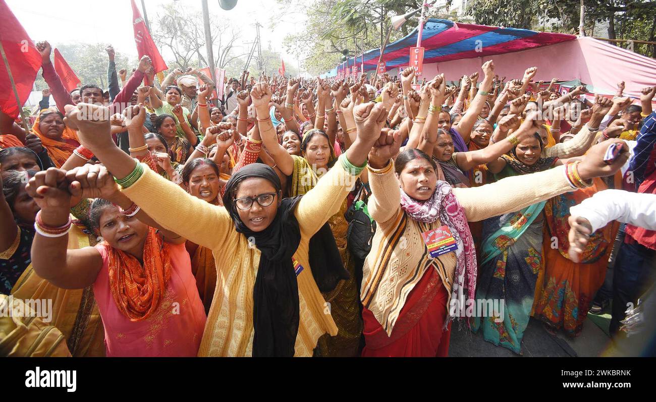 Patna, Inde. 19 février 2024. PATNA, INDE - 19 FÉVRIER : les travailleurs des repas de mi-journée manifestent pour soutenir diverses revendications à Gardanibagh organisé par le syndicat Bihar Vidyalaya Rasoiya le 19 février 2024 à Patna, en Inde. (Photo de Santosh Kumar/Hindustan Times/Sipa USA) crédit : Sipa US/Alamy Live News Banque D'Images