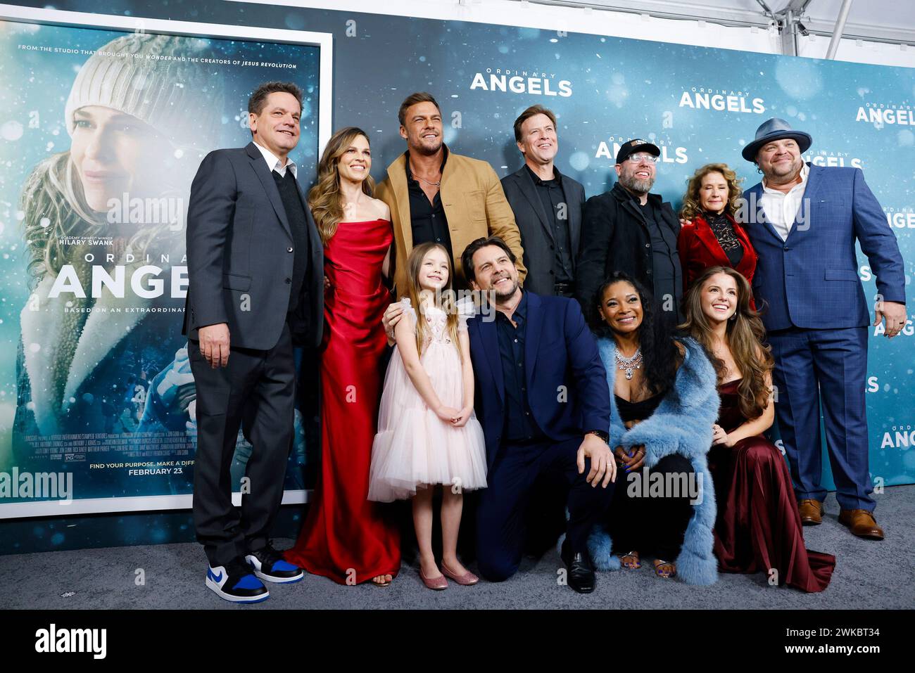 New York, États-Unis. 19 février 2024. Kevin Downes, Hilary Swank, Alan Ritchson, Emily Mitchell, Jon Gunn, Jon Berg, Andrew Erwin, Nancy Travis et Drew Powell arrivent sur le tapis rouge à la première de Liongate 'Ordinary Angels' New York au SVA Theater le lundi 19 février 2024 à New York. Photo de John Angelillo/UPI crédit : UPI/Alamy Live News Banque D'Images