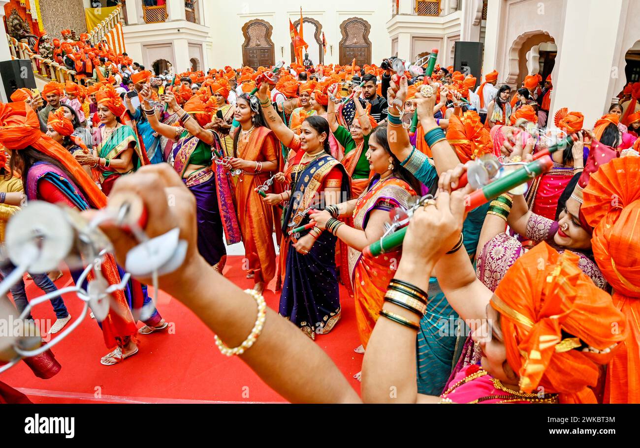 New Delhi, Inde. 19 février 2024. NEW DELHI, INDE - 19 FÉVRIER : des femmes maharashtriennes en tenue traditionnelle ont pris part aux célébrations de Shivaji Jayanti au Maharashtra Sadan le 19 février 2024 à New Delhi, en Inde. Chhatrapati Shivaji Maharaj est l'un des plus grands dirigeants maratha qui a sculpté une enclave dans le sultanat Adilshahi de Bijapur qui a marqué le début de l'Empire maratha. (Photo de Raj K Raj/Hindustan Times/Sipa USA) crédit : Sipa USA/Alamy Live News Banque D'Images