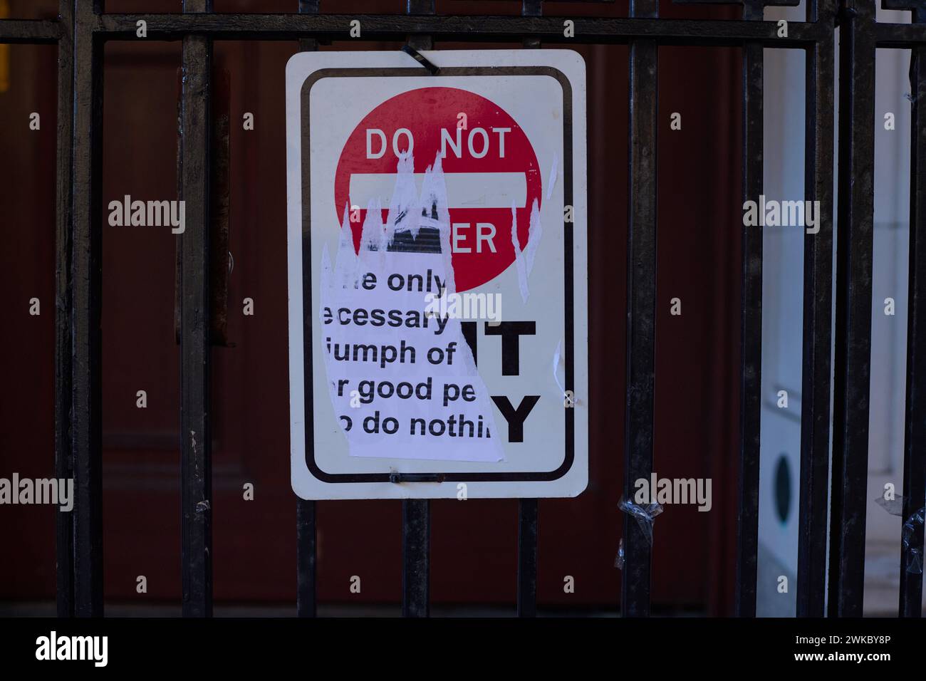 New York, New York, États-Unis. 19 février 2024. Une pancarte "ne pas entrer" sur les portes de l'ambassade de Russie est partiellement couverte par ce qui reste d'un grand autocollant imprimé avec une citation populaire récitée par l'avocat russe, activiste et chef du parti d'opposition, Alexei Navalny qui dit, « la seule chose nécessaire pour le triomphe du mal est que les hommes de bien ne fassent rien », suite à sa récente mort dans la colonie pénitentiaire arctique éloignée où il a été emprisonné. Crédit : ZUMA Press, Inc/Alamy Live News Banque D'Images