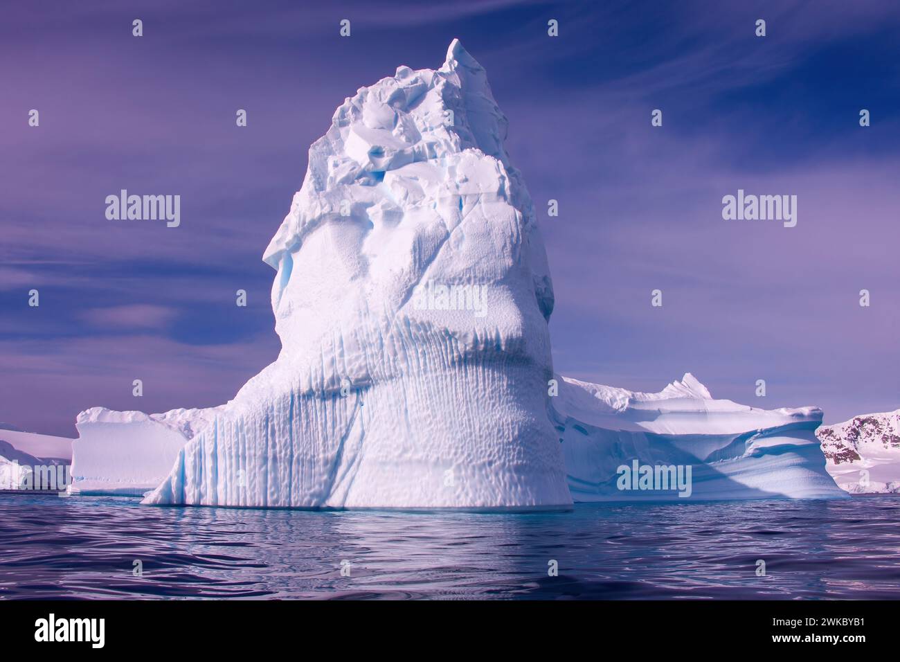 Iceberg dans la lumière du soir, péninsule Antarctique, Antarctique Banque D'Images