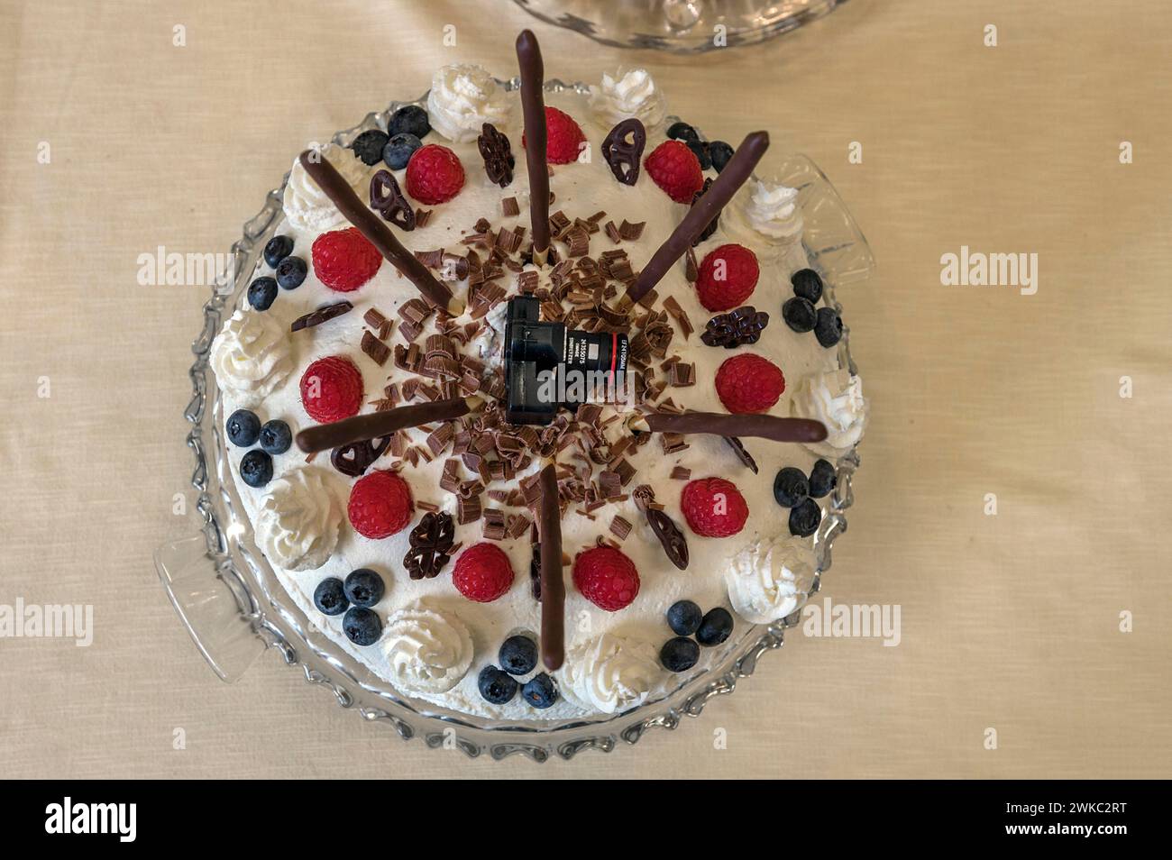 Gâteau de forêt noire avec mini-appareil photo à une exposition de photos, Eckental, moyenne Franconie, Bavière, Allemagne Banque D'Images