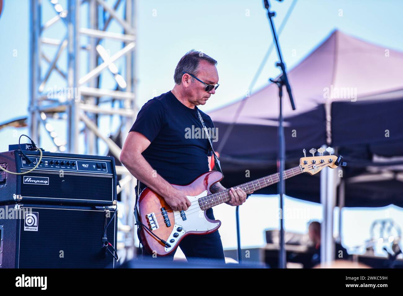 Melbourne, Australie. 18 février 2024. Musicien australien, Brad Brown joue de la basse lors de la performance de Canisha sur la scène principale du St Kilda Festival. (Photo de Alexander Bogatyrev/SOPA image/SIPA USA) crédit : SIPA USA/Alamy Live News Banque D'Images Melbourne, Australie. 18 février 2024. Musicien australien, Brad Brown joue de la basse lors de la performance de Canisha sur la scène principale du St Kilda Festival. (Photo de Alexander Bogatyrev/SOPA image/SIPA USA) crédit : SIPA USA/Alamy Live News Banque D'Images