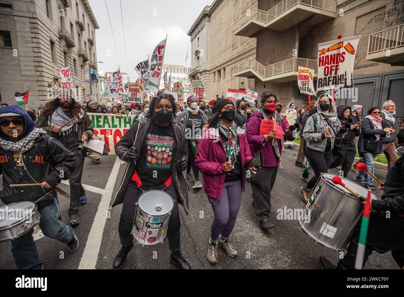 Les manifestants défilent avec des pancartes dans les rues de San Francisco. Des milliers de manifestants pro-palestiniens se sont rassemblés pour une marche à San Francisco, coïncidant avec la journée du président des États-Unis. Leurs principales revendications comprenaient un cessez-le-feu dans la région de Gaza et la cessation de l'aide à Israël de la part de l'administration Biden. Partant de l'hôtel de ville de San Francisco dans l'après-midi, les manifestants ont marché sur les autoroutes 80 et 101, fermant ainsi les deux limites de l'autoroute à San Francisco pendant environ trente minutes. Malgré les tentatives de la California Highway Patr Banque D'Images