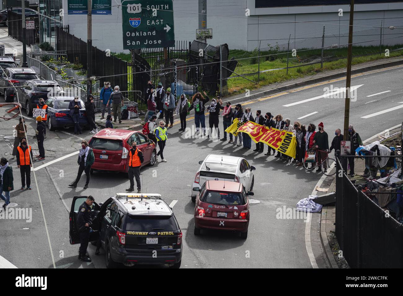San Francisco, États-Unis. 19 février 2024. Les manifestants ont fermé l'entrée de l'autoroute pendant le rassemblement. Des milliers de manifestants pro-palestiniens se sont rassemblés pour une marche à San Francisco, coïncidant avec la journée du président des États-Unis. Leurs principales revendications comprenaient un cessez-le-feu dans la région de Gaza et la cessation de l'aide à Israël de la part de l'administration Biden. Crédit : SOPA images Limited/Alamy Live News Banque D'Images