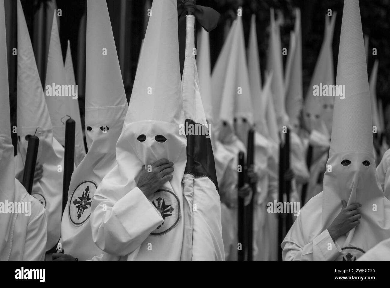 Les cheveux et les bougies des pénitents dans la procession de Pâques Banque D'Images